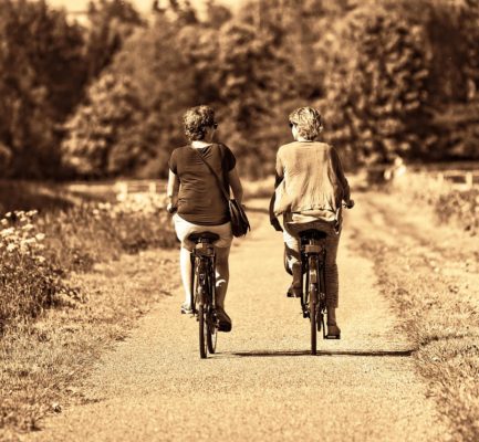 WDR 5: Aktuell. 30.7.2025 Sendung: Neugier genügt: „Weinen, Lachen, Schreien – mit Freunden teilt man vieles. Manche Menschen habe viele Freunde, andere kommen ohne Freunde aus. Wie ist das bei Ihnen?“ Eine Diskussion mit Emotionsforscherin Katrin Döveling. Moderation: Ralph Erdenberger